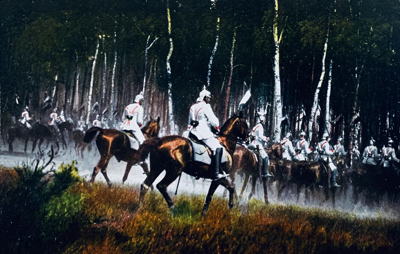 Carte postale ancienne 1915 Soldats allemands en cheval, les cuirassiers habillés en blanc avec casque à pointe prussien parte vers le bois