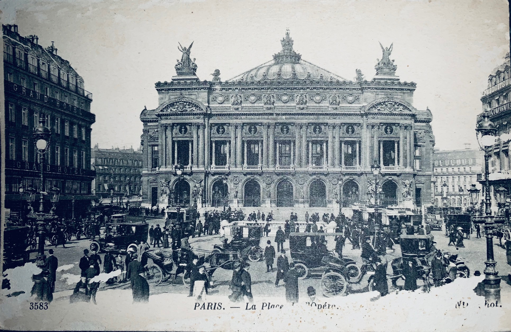 Carte postale ancienne 1900 environ du palais Garnier à Paris vu sur le palais avec la vie parisienne, premiére voiture, caléche taxi et le grand hotel