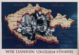 Recto carte postale propagande carte de la région des sudétes avec Hitler au millieu de la foule et le drapeaux du 3 reich à croix gammée