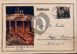 Recto carte postale inscription Deutschland uber alles  Défilé des SA avec drapeau Allemand croix gammée sous la porte de Brandebourg Berlin 1933 tampon Kassel et timbre pré-imprimé Hitler-Hinderburg