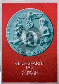 Recto carte postale ancienne, médaille Allemande reichsparteitag 1939 sur fond rouge inscit Reichsparteitag Nuremberg 