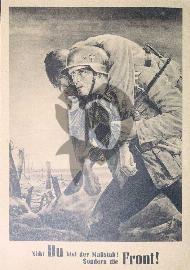 Recto carte postale ancienne	soldat wehrmacht avec casque et fusile traversant le champs de bataille avec un soldat bléssé sur le dos