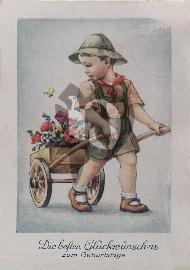 Recto carte postale ancienne d'anniversaire un enfant en short et chapeau tirant une brouette à fleurs avec un papillon 
