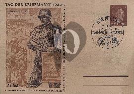 Recto carte postale ancienne avec un soldat de la Deutsche feldpost avec des colis dans les mains et un panneau Deutsche feldpost Tampon Berlin 