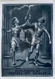 Recto carte postale ancienne	deux coureurs se passe le relais dfe la flamme Olympique inscription Olympia Berlin 1936