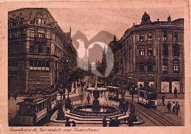 Recto carte postale ancienne	vu sur la place kaiser tramway personnes qui marchent et vu sur la fontaine