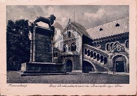 Recto carte postale de la statue du lion embléme de Brunswick  avec derriére le château de Dankwarderode