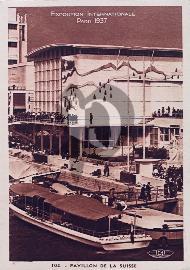 Recto carte postale pavillon Suisse à Paris en 1937 avec canal et bateau sur la Seine