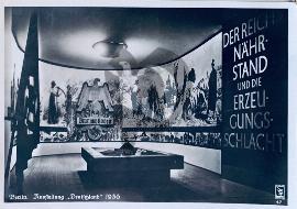 Recto carte postale vu sur l'exposition Deutschland 1936 photos des paysans et fermiers avec aigle croix gammée Blut und boden Du sang et de la terre	