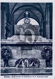 Recto carte postale monument à Munich du 9 novembre avec aigle et croixs gammée nom des victimes du putch de 1923 avec deux garde SS et des couronnes de fleurs	