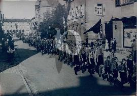 Recto carte postale/photo : Défilé de la jeunesse Hitlérienne Jungvolk avec drapeau noir