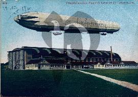 Recto carte postale ancienne vu du dirigeable Zeppellin Friedrichshafen qui vol au dessus de son hangar autour d'une pelouse 1910