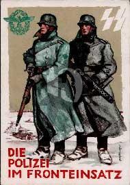 Recto carte postale ancienne 2 policiers avec mitraillette à la main  1 SS ( Schutzstaffel) & 1 policier SS (SD) sur le front Est en URSS logo de la Police SS et rune SS avec tank de combat char T34 et panzer, inscription Die Polizei im Fronteinsatz (La P