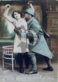 Recto carte postale ancienne soldat français enlassant une femme de retour de la guerre un poilue avec texte en bas La place se rend 1917
