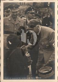 Recto carte postale ancienne hitler qui reçoit un cadeau d'un enfant