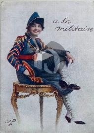 Recto carte postale ancienne femme en habit militaire théatrale inscript « A la Militaire » datant 1903 environ,
