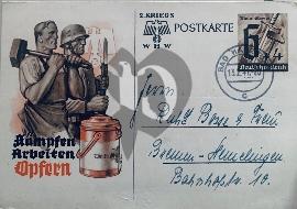 Recto carte postale ancienne du secours d'hiver allemand, on voit un travailleur et soldat avec une boite de rammassage d'argent rouge WHW logo du Kriegs WHW 1941