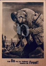 recto carte postale ancienne	soldat wehrmacht avec casque et fusile traversant le champs de bataille avec un soldat bléssé sur le dos