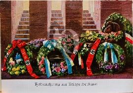 Recto carte postale ancienne status d'un héros mort avec son casque entouré de fleurs et banderol au couleur de l'allemagne nazi 1938 