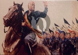 Recto carte postale ancienne propagande Benito Mussolini en chemise noir levant la main sur un cheval accompagné du peuple en chemise noir et de leur drapeau noir