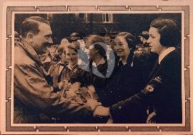 recto carte postale ancienne on voir Hitler souriant recevant des fleurs de la part des filles du BDM Bund Deutscher Mädel Hitlerjugend 1939