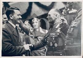 recto photo ancienne Hitler serrant la main de Rommel en 1942 avec général Keitel sur la droite avec son baton de maréchal et derriere Goebells et Goering cérémonie du Winterhilfswerk 1942