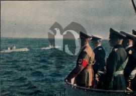 recto carte postale ancienne on voit Hitler et amiral  Miklos Horthy regardant une manoeuvre de U-boot en mer 1938
