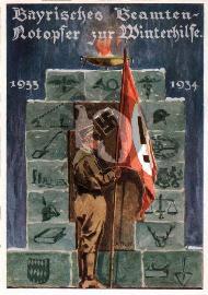 Recto carte postale Winterhilfe 1933 SA tenant un drapeau croix gammée le SA se tient devant une plaque ornée d'une croix gammée, autour de la plaque, quinze symboles différents sur des blocs gris représentent les différentes zones financées par l'aide hi