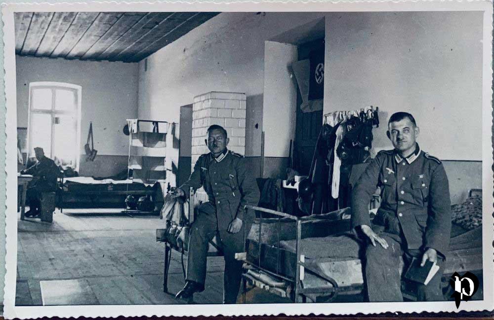 Recto carte postale Offier et soldat Wehrmacht Drapeau Croix gammée