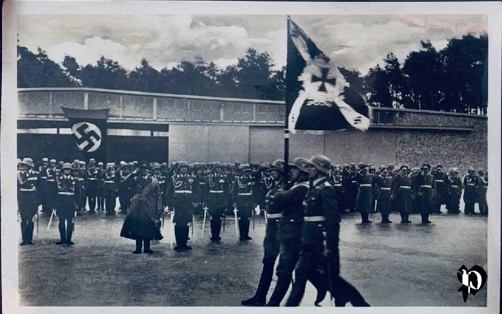 Recto carte postale Goering soldats de la luftwaffe avec drapeau luftwaffe