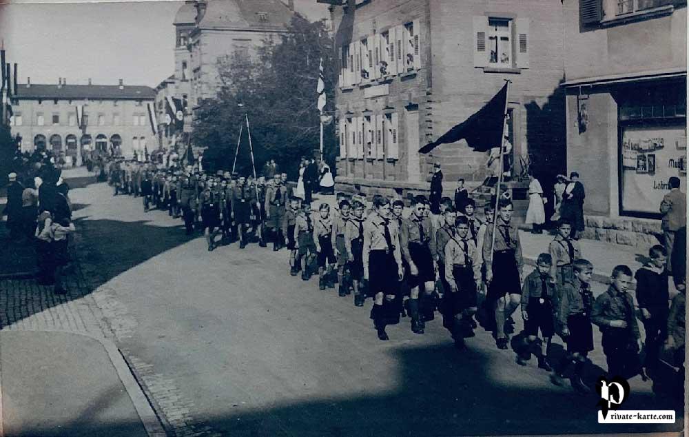 Recto carte postale/photo : Défilé de la jeunesse Hitlérienne Hitlerjugend avec drapeaui